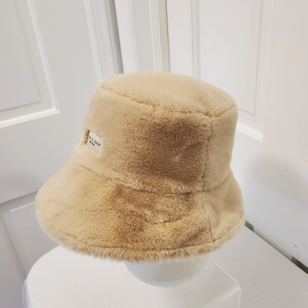 Rag & Bone Reversible Faux Fur/Quilted Bucket Hat Light Beige S/M, Cute